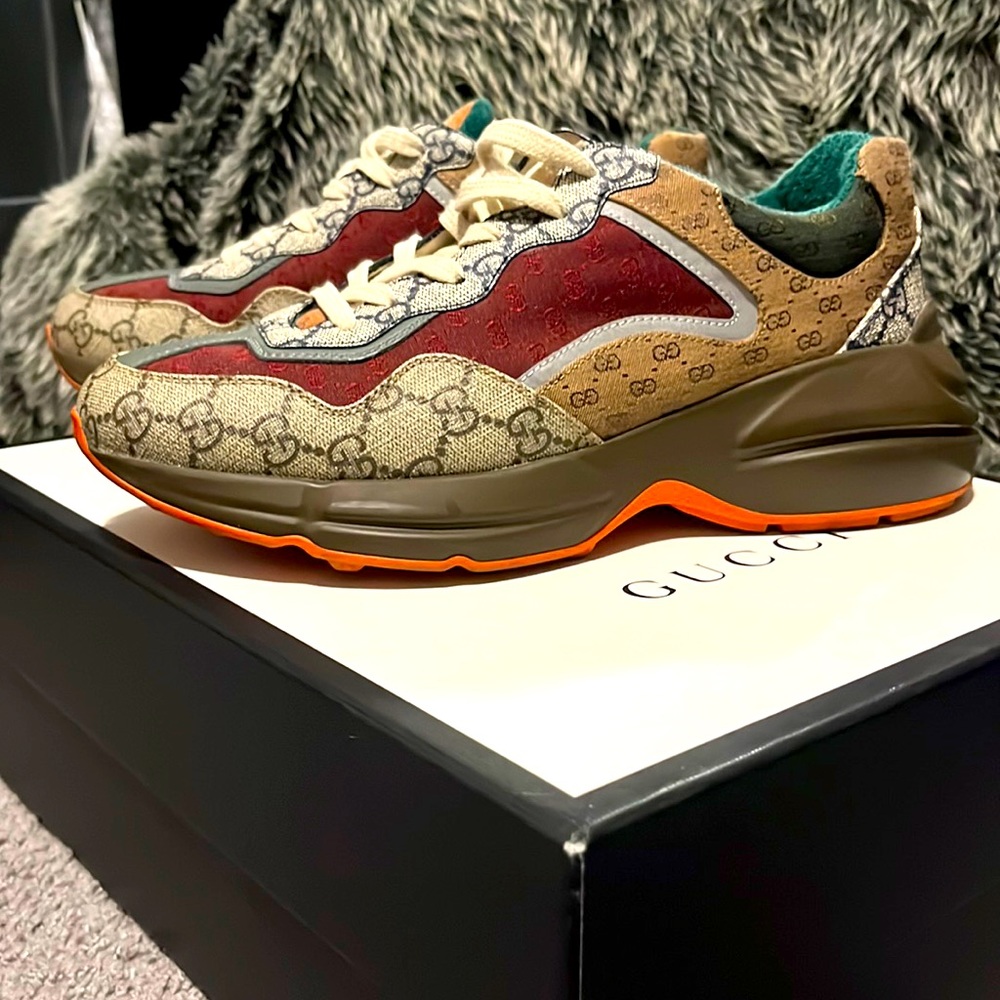 100% authentic Gucci sneaker like new excellent condition size 7